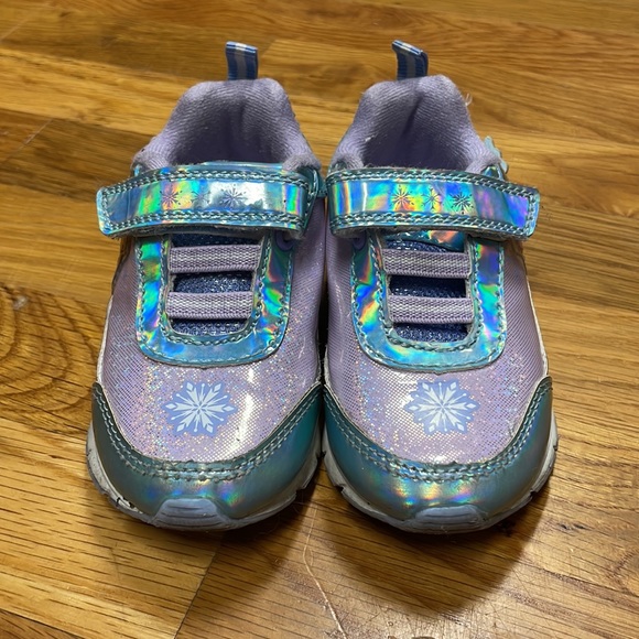 Frozen 2 Light-Up Shoes - fit like size 6 - Picture 3 of 5